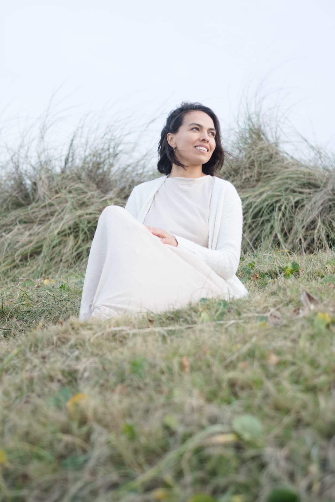 Caroluz sentada en la naturaleza